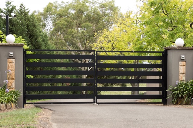 black bar gate